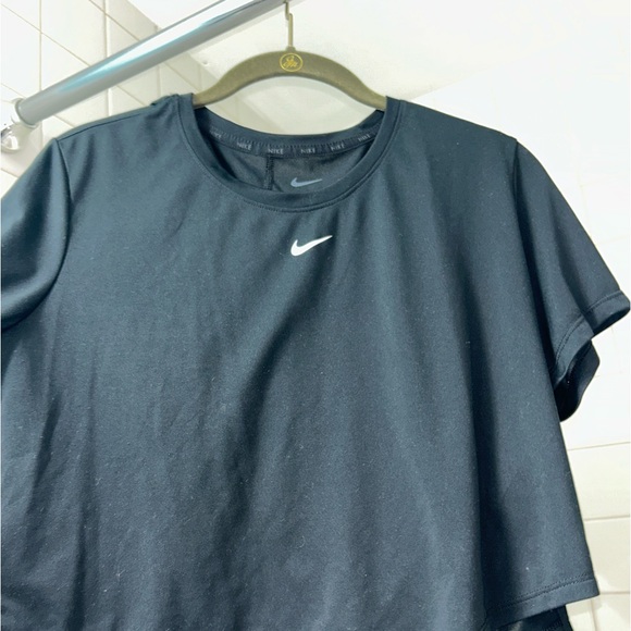 Nike cropped tshirt - Picture 2 of 3